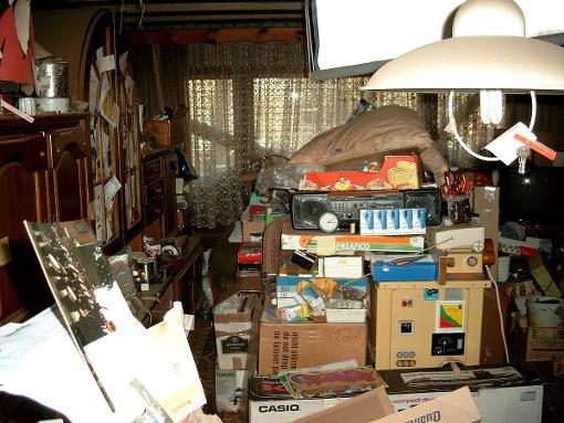 Read more about the article What are the Potential Harms of Hoarding?